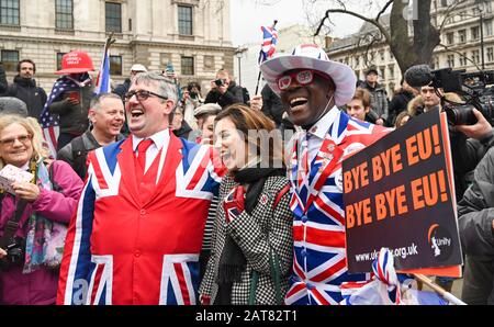 London UK 31. Januar 2020 - die Brexit Anhänger beginnen, auf dem Parliament Square London zu feiern, während Großbritannien sich darauf vorbereitet, die EU später am Abend 47 Jahre nach seinem Beitritt zu verlassen: Credit Simon Dack / Alamy Live News Stockfoto