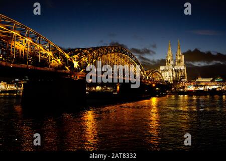 Schöne Brücke über den Rhein in Köln in der Nacht Stockfoto