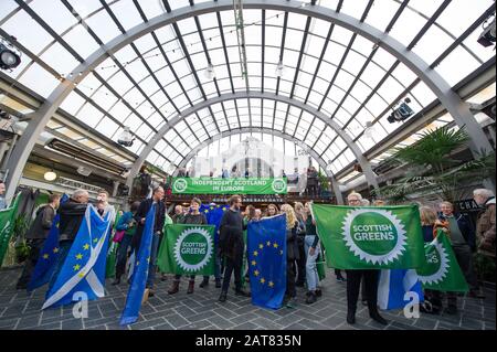 Glasgow, Großbritannien. Januar 2020. Abbildung: Szenen aus dem Kampagnenstart. An dem Tag, an dem das Vereinigte Königreich die Europäische Union verlässt, führen die schottischen Grünen eine große Kundgebung durch, um eine neue Kampagne "Green Yes" für Schottland zu starten, um wieder der EU als unabhängige Nation beizutreten. Dem schottischen Grünen-Co-Chef Patrick Harvie gehört Ska Keller, der Abgeordnete der Grünen im Europäischen Parlament, an, der eine Rede halten wird. Kredit: Colin Fisher/Alamy Live News Stockfoto