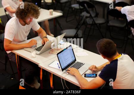 Weißrussland, die Stadt Minsk. Programmiererbüro. Programmierer am Arbeitsplatz. IT-Spezialisten. Stockfoto