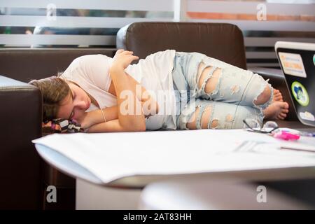Weißrussland, die Stadt Minsk. Programmiererbüro. Müde Studenten liegen auf der Couch. Stockfoto