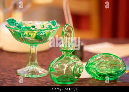 Glaswaren. Gläserne Gerichte stehen auf dem Tisch. Stockfoto