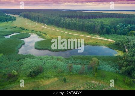 Blick auf die Landschaft und den See am Abend bei Sonnenuntergang. Schöne Naturlandschaft Stockfoto