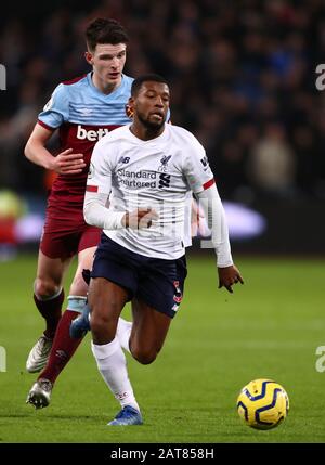 Georginio Wijnaldum von Liverpool und Declan Rice von West Ham United in Aktion - West Ham United gegen Liverpool, Premier League, London Stadium, London, Großbritannien - 29. Januar 2020 nur redaktionelle Verwendung - DataCo Einschränkungen gelten Stockfoto