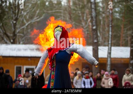 Weißrussland, die Stadt Gomil, 25. Februar 2017. Maslenitsa Festival.Traditionelle Verbrennung von vollen Shrovetide während der Shrovetide Festlichkeiten.Masl Stockfoto