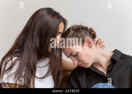 Profil Zweier Trauriger Frauen, Die Sich Beruhigen Stockfoto
