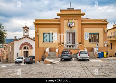 Eines der Rathausgebäude im italienischen Rationalisten-Stil, an der Piazza Risorgimento, Chiesa di San Pietro (Peterskirche) hinter, in Arzachena, Sassari Stockfoto
