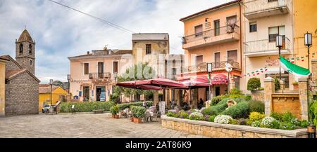Piazza Risorgimento, Chiesa di Santa Maria della Neve, Kirche aus dem 18. Jahrhundert, auf der linken Seite, in Arzachena, Provinz Sassari, Sardinien, Italien Stockfoto