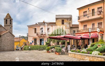 Piazza Risorgimento, Chiesa di Santa Maria della Neve, Kirche aus dem 18. Jahrhundert, auf der linken Seite, in Arzachena, Provinz Sassari, Sardinien, Italien Stockfoto