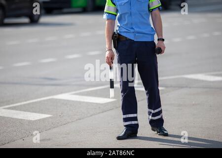 Straßeninspektor mit einem Schlagstock. Stockfoto