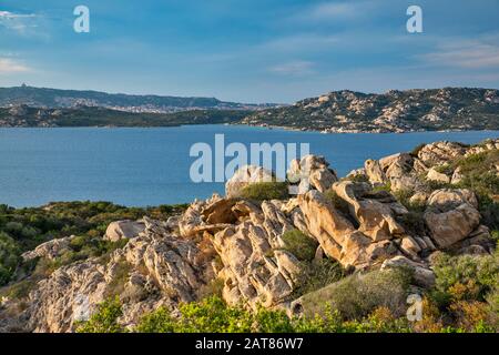 Isola Maddalena in der Ferne, Isola Santo Stefano auf der rechten Seite, rosafarbene Granitfelsen, Blick von der Via Capo d'Orso bei Palau, Sassari, Sardinien, Italien Stockfoto