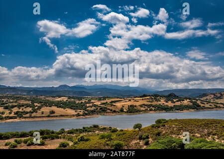 Lago di Liscia, Monte-Limbara-massiv in der Ferne, Provinz Sassari, Sardinien, Italien Stockfoto