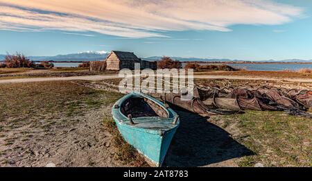 Historisches Fischerdorf mit der Étang de Canet-Saint-Nazaire und dem Berg Canigou in Canet-en-Roussillon Frankreich Stockfoto