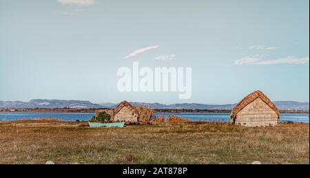 Historisches Fischerdorf mit der Étang de Canet-Saint-Nazaire und dem Berg Canigou in Canet-en-Roussillon Frankreich Stockfoto