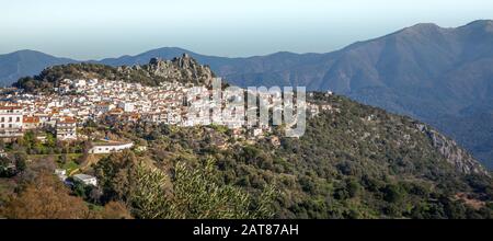 Weißes Stadtbild Algatocin im Valle del Genal Andalusien Spanien Stockfoto