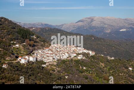 Weißes Stadtbild Algatocin im Valle del Genal Andalusien Spanien Stockfoto