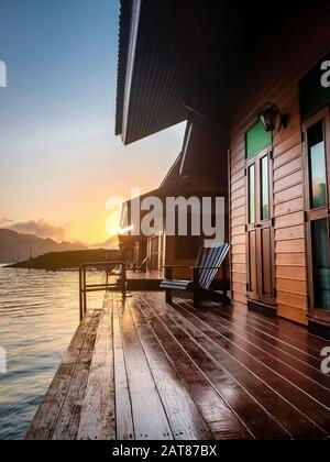 Khao Sok Nationalpark Cheow Lan Lake Dam, Ratchaprapha-Staudamm in Suratthani, Thailand bei Sonnenuntergang Stockfoto