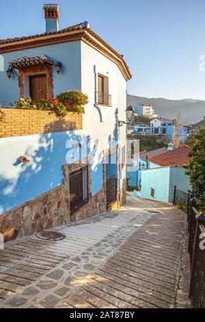 Das berühmte blaue Dorf Juzcar wurde auch als Dorf Smurf in Spanien Andalusien bezeichnet Stockfoto