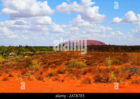 Uluru, auch Ayers Rock genannt, aus großer Entfernung. Ulure Kata-Tjuta National Park, Northern Territory, Australien, Oceania, Südliche Hemisphäre. Stockfoto