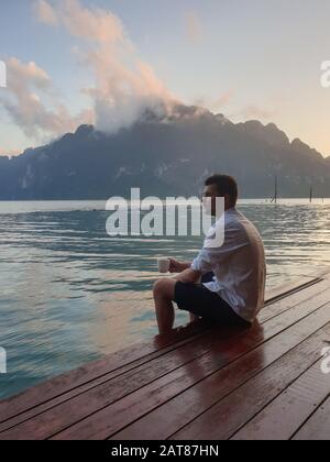 Junge Männer, die in Thailand Urlaub machen, besuchen den Khao Sok Nationalpark See Stockfoto