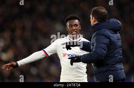 Chelsea-Manager Frank Lampard spricht mit Chelseas Callum Hudson-Odoi Stockfoto