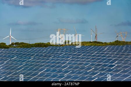 Solarpaneele und Windkraftanlagen in der Nähe von Porto Torres, Provinz Sassari, Sardinien, Italien Stockfoto