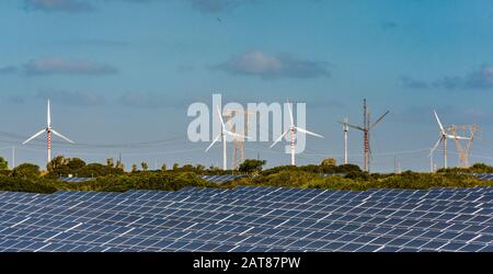 Solarpaneele und Windkraftanlagen in der Nähe von Porto Torres, Provinz Sassari, Sardinien, Italien Stockfoto