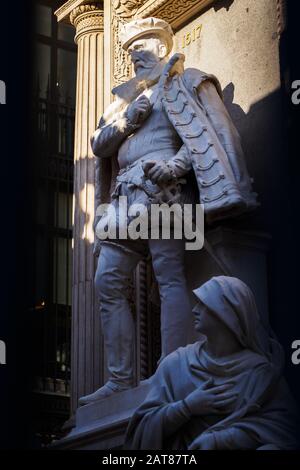 Statuen vom Schatten bis zum Licht in Paris Stockfoto