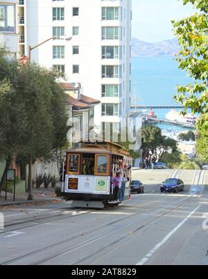 San FRANCISCO, USA - 14. SEPTEMBER: Passagiere fahren am 14. September 2012 in San Francisco, USA mit der Straßenbahn. Die Seilbahnfahrt ist eine sehr beliebte Strecke Stockfoto