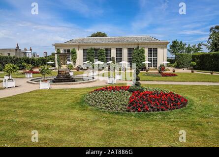 Italienischer Garten am Mount Edgcumbe Park Cornwall Sommer 2019. Die Besucher genießen Erfrischung in der Orangerie. Stockfoto