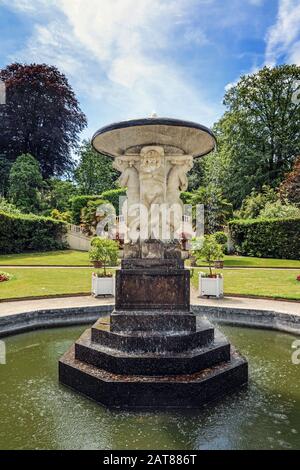 Jugendstil-Mermaid-Brunnen im italienischen Garten am Mount Edgcumbe Park Cornwall Sommer 2019. Weibchen, die auf den Caryatids basierten, die gegen die Gre kämpften Stockfoto