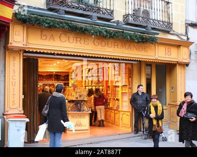 Madrid, SPANIEN - 1. DEZEMBER: Die Leute kaufen am 1. Dezember 2012 im La Cure Gourmande Store in Madrid Spanien. La Cure Gourmande ist eine französische Süßwaren-bu Stockfoto