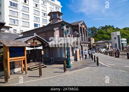 Gunma, Japan - Juni 2019: Yubatake onsen, heiße Holzkisten mit Mineralwasser in Kusatsu onsen, Präfektur Gunma, Japan. Stockfoto