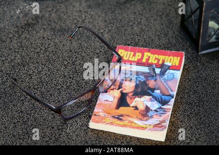 Pulp Fiction das komplette Drehbuch Crime Noir Taschenbuch, Instagram-Stil mit Brille Stockfoto