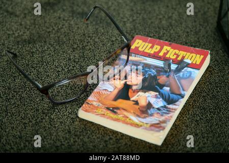 Pulp Fiction das komplette Drehbuch Crime Noir Taschenbuch, Instagram-Stil mit Brille Stockfoto