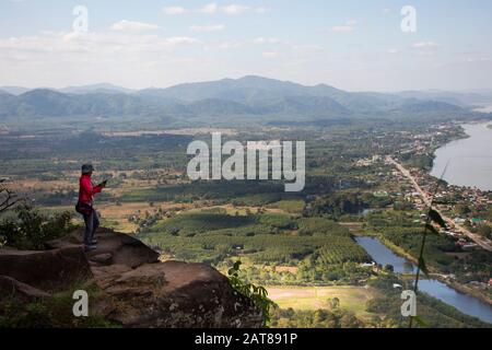Nong KHAI, THAILAND - 19. DEZEMBER: Reisende thailänder reisen zu Besuch und posieren für Fotoaufnahmen auf einem Felsrücken am Wat Pha Tak Suea tem Stockfoto