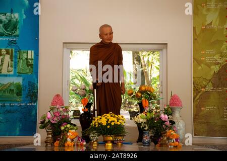 Nong KHAI, THAILAND - 19. DEZEMBER: Phra Ajaan Thate Desaransi oder Luangpu Thet Thetrangsi Statuen für Menschen besuchen und respektieren das Beten im Wat hin Maak Stockfoto