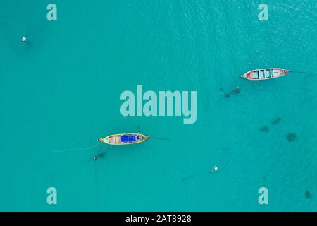 Luftbild oder Draufsicht über Langschwänzchen schwimmt auf dem smaragdgrünen Meer. Ruhiger andamansee in Phuket, Thailand. Kata Strand Stockfoto