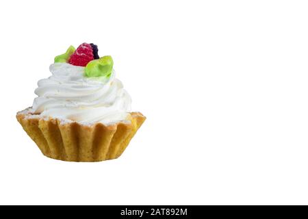 Kuchenkorb mit Creme, mit Beeren dekoriert. Süßes Dessert auf weißem Hintergrund. Stockfoto