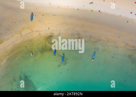 Luftbild oder Draufsicht über Langschwänzchen schwimmt auf dem smaragdgrünen Meer. Ruhiger andamansee in Phuket, Thailand. Kata Strand Stockfoto
