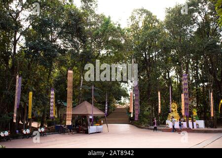 Nong KHAI, THAILAND - 19. DEZEMBER : Blick auf die Landschaft und Reisende thailändische Menschen reisen am 19. Dezember 2017 im Tempel Wat Pha Tak Suea in Nongkhai, Stockfoto