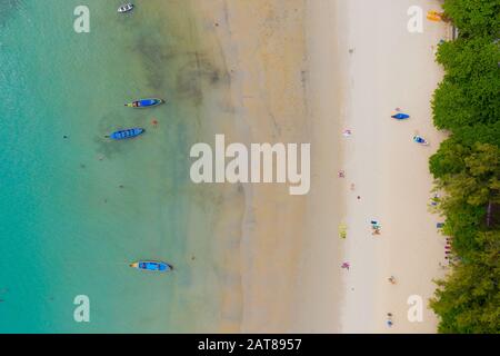 Luftbild oder Draufsicht über Langschwänzchen schwimmt auf dem smaragdgrünen Meer. Ruhiger andamansee in Phuket, Thailand. Kata Strand Stockfoto
