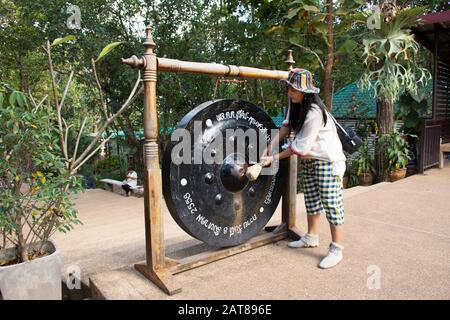 Nong KHAI, THAILAND - 19. DEZEMBER: Reisende thailänder Menschen klopfen Respekt beim Beten großer Brustwarzengong im Wat Pha Tak Suea Tempel am 19. Dezember 201 Stockfoto