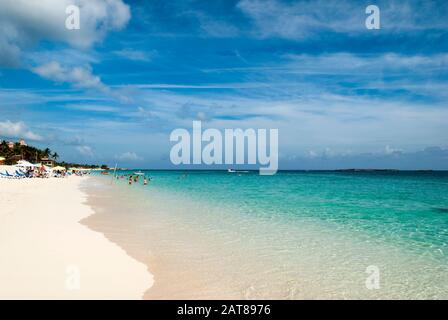 Das durchsichtige Kohlstrandwasser auf Paradise Island am Morgen (Bahamas). Stockfoto