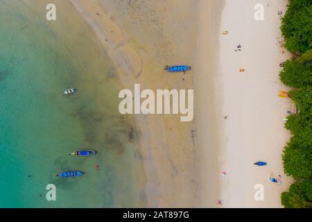 Luftbild oder Draufsicht über Langschwänzchen schwimmt auf dem smaragdgrünen Meer. Ruhiger andamansee in Phuket, Thailand. Kata Strand Stockfoto