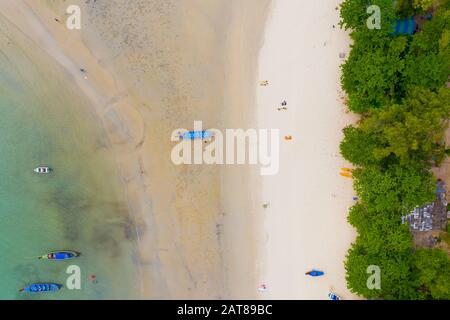 Luftbild oder Draufsicht über Langschwänzchen schwimmt auf dem smaragdgrünen Meer. Ruhiger andamansee in Phuket, Thailand. Kata Strand Stockfoto