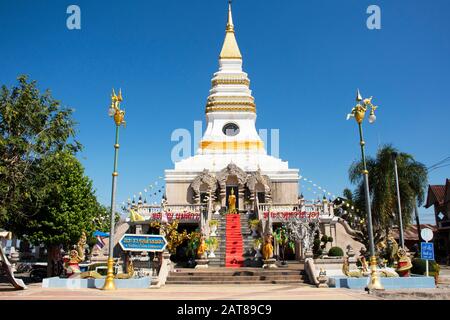 Nong KHAI, THAILAND - 19. DEZEMBER: Phra, Dass Nong Khai oder Klang Nam Chedi oder La Nong Stupa für thailänder reisen, besuchen Respekt beim Beten in Mekhong RI Stockfoto