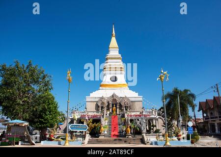 Nong KHAI, THAILAND - 19. DEZEMBER: Phra, Dass Nong Khai oder Klang Nam Chedi oder La Nong Stupa für thailänder reisen, besuchen Respekt beim Beten in Mekhong RI Stockfoto