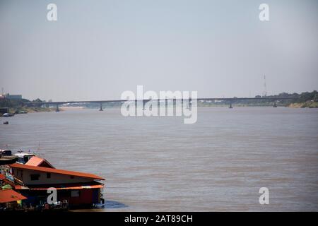 Blick auf die Landschaft und den mekong Fluss am Flussufer der Stadt Nongkhai in Nong khai, Thailand Stockfoto