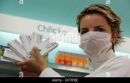 ***DATEI FOTO*** Cecilie Smolikova, Apothekerin der Letna Apotheke in Prag, zeigt die letzten fünf Packungen des Medikaments Tamiflu, die zur Verfügung standen und Alrea waren Stockfoto